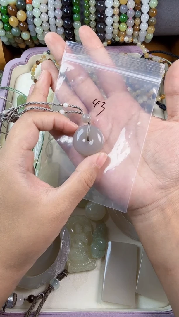 颈饰未镶嵌和田玉几**?平安扣