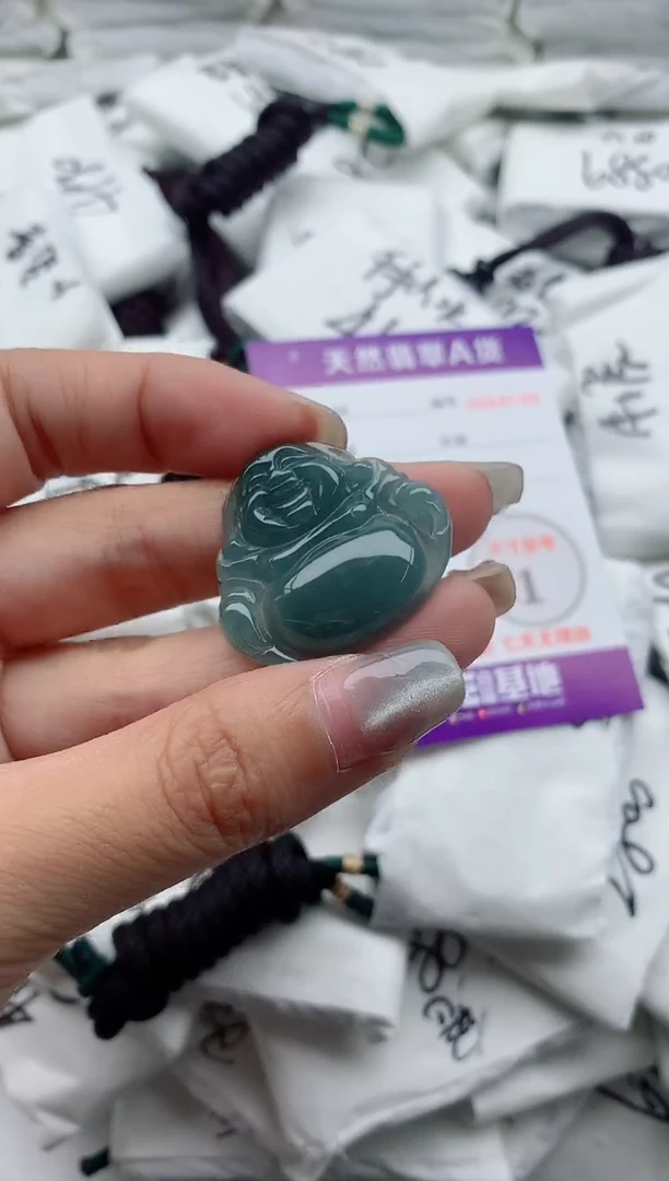 翡翠未镶嵌颈饰·