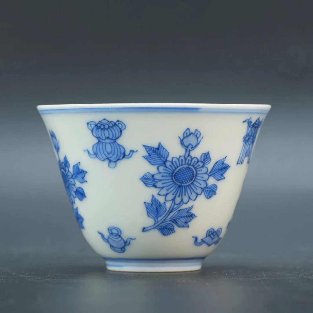 lot 11313 2256 清康熙 青花折枝菊花托八宝纹仰钟杯 D：8 H：6