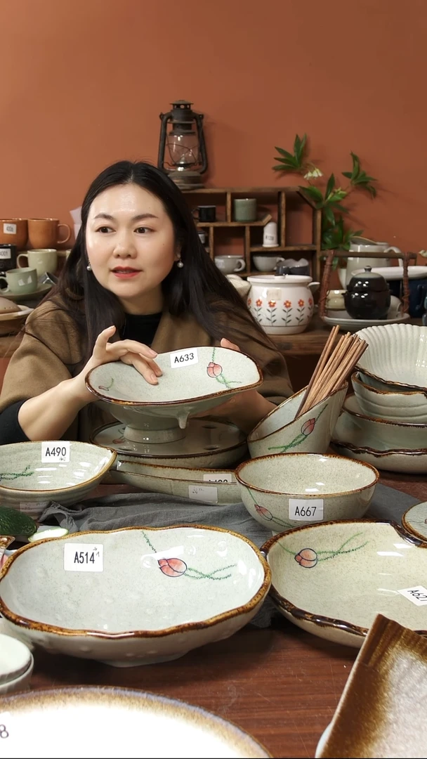 陶瓷A633 一个手绘荷花黑点三足异形碗微瑕 23*6