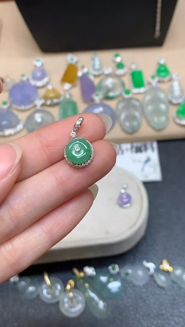 颈饰18K金镶嵌翡翠平安扣【无服务费