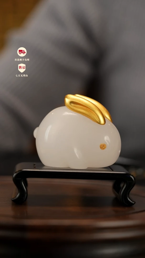 云南石荔枝白雕刻：玉兔摆件