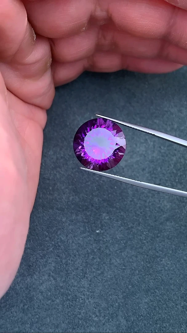 颈饰未镶嵌水晶14.89克拉