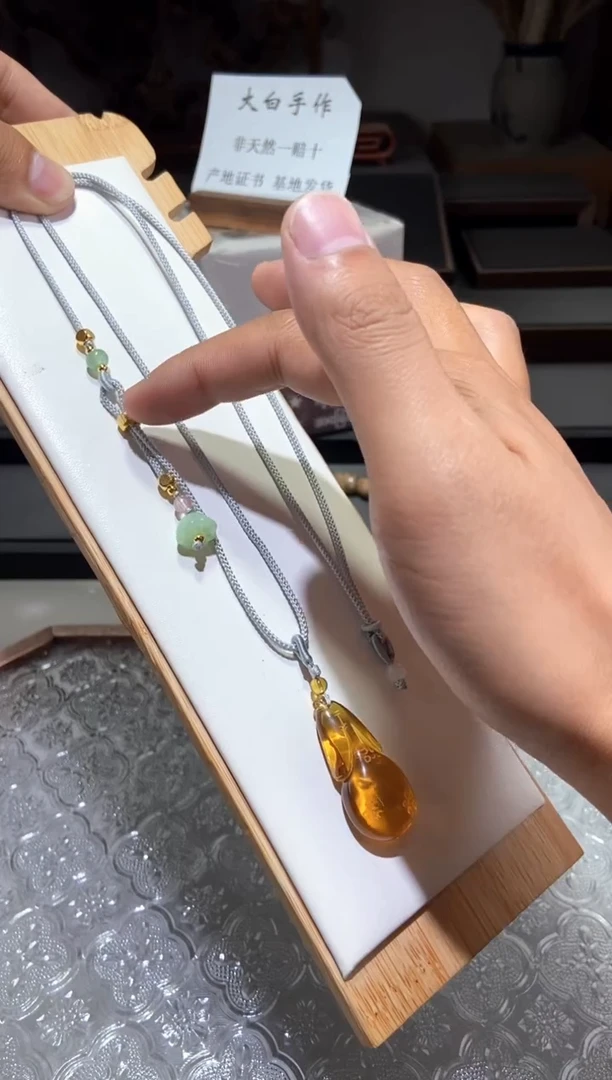 琥珀颈饰未镶嵌旗袍