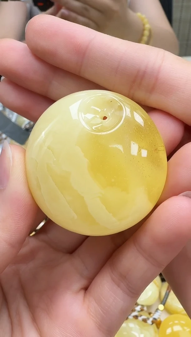 未镶嵌琥珀裸石如图