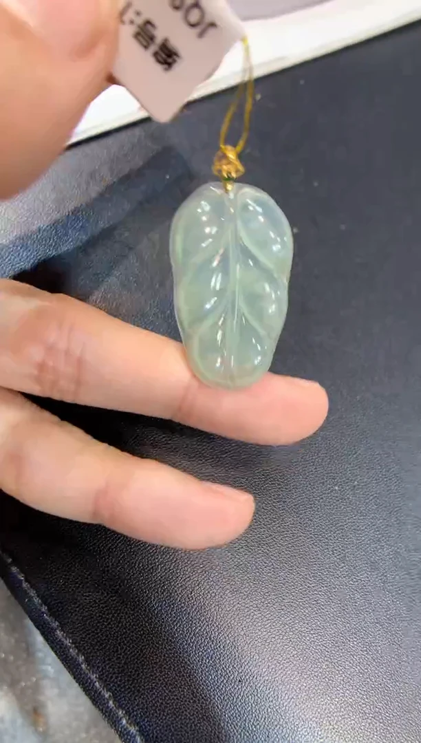 颈饰18K金镶嵌翡翠叶子