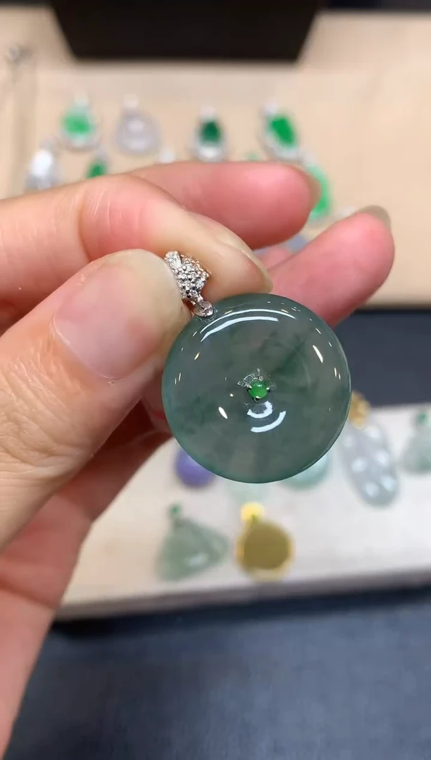 颈饰18K金镶嵌翡翠平安扣【无服务费