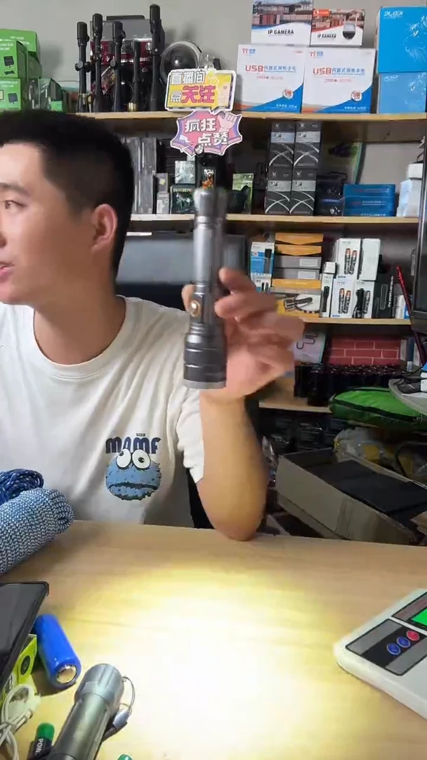 调焦手电带电池充电器