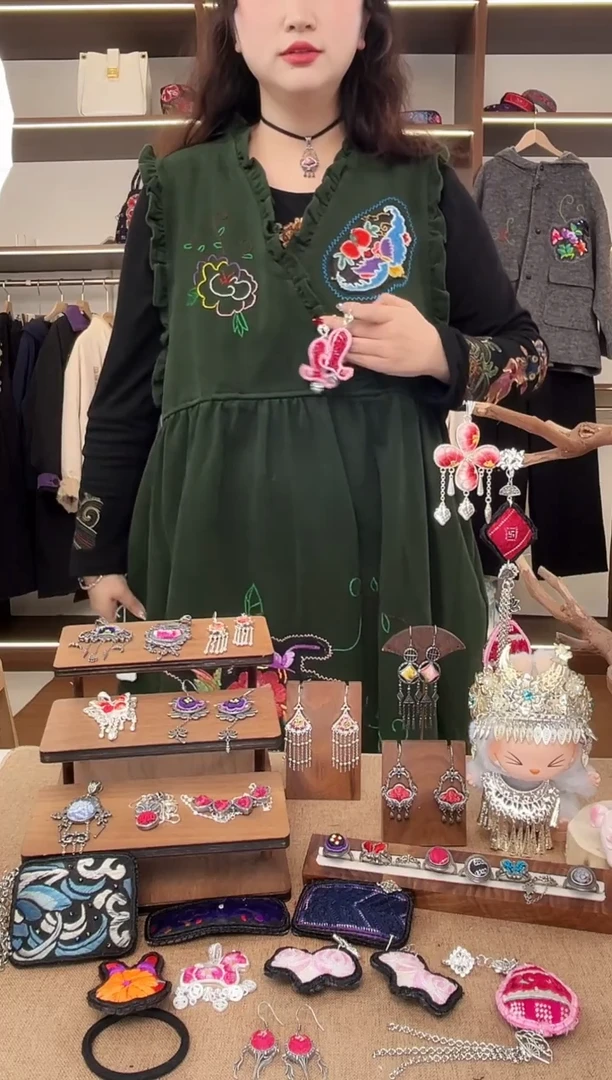 织绣七***?A14黔东南苗族刺绣  裙子+耳环