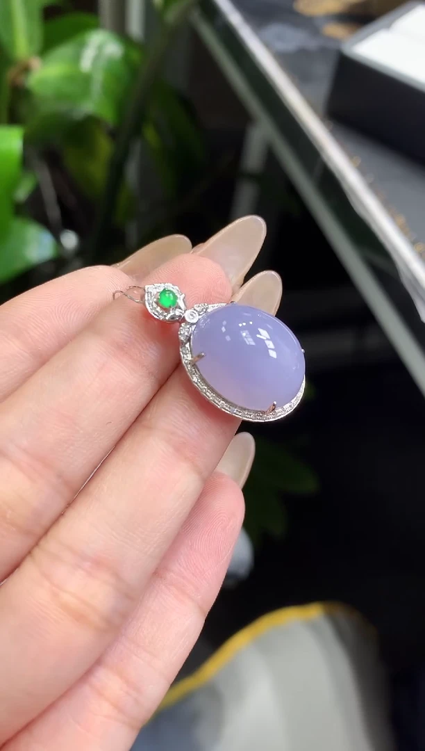 18K金镶嵌挂件翡翠蛋面