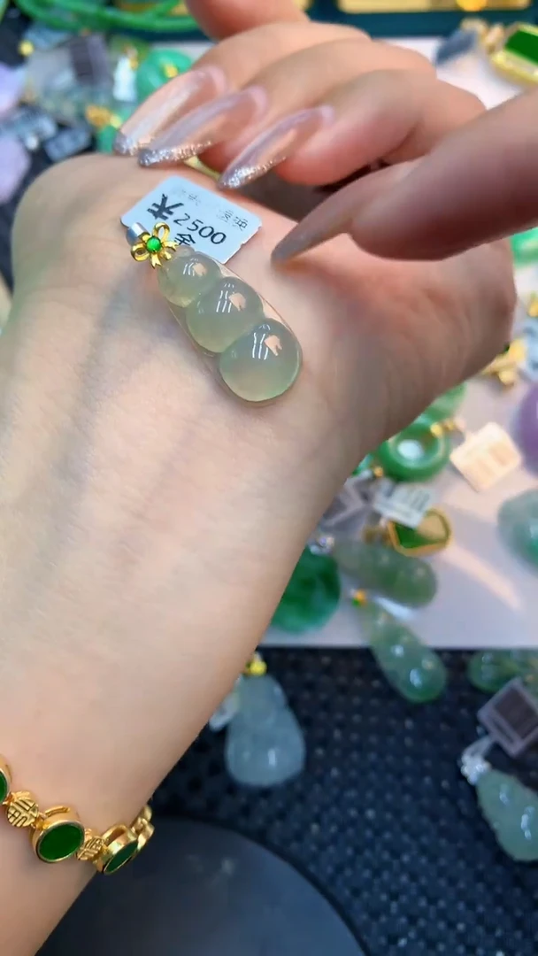 颈饰18K金镶嵌翡翠1