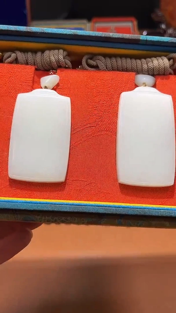 未镶嵌和田玉摆件诚**。和田玉