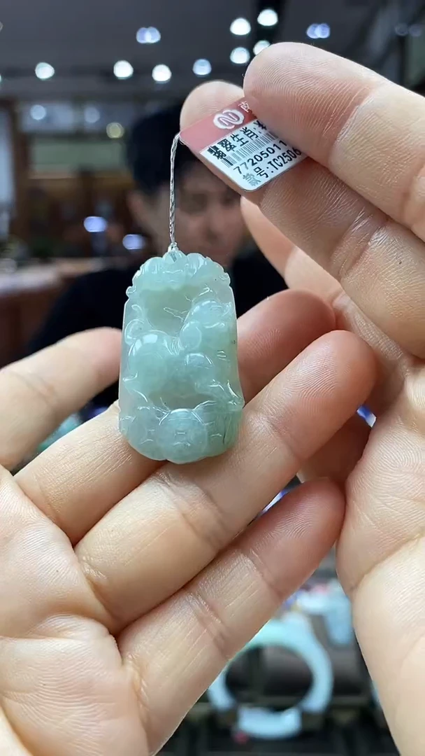 颈饰未镶嵌翡翠猪牌