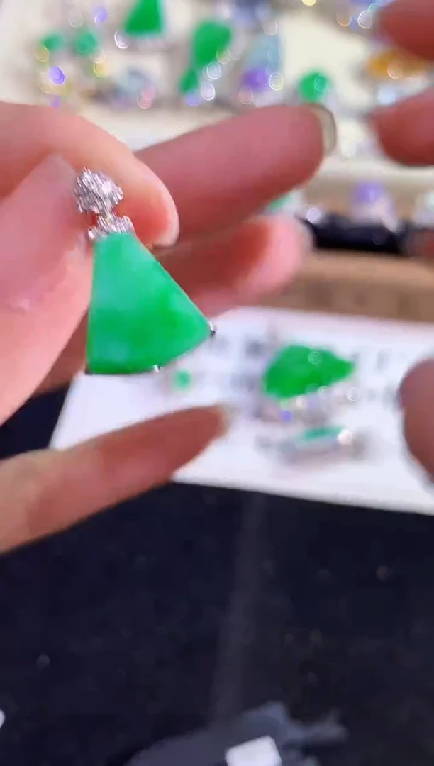 吊坠(不含链)18K金镶嵌翡翠L0127多样性发其一