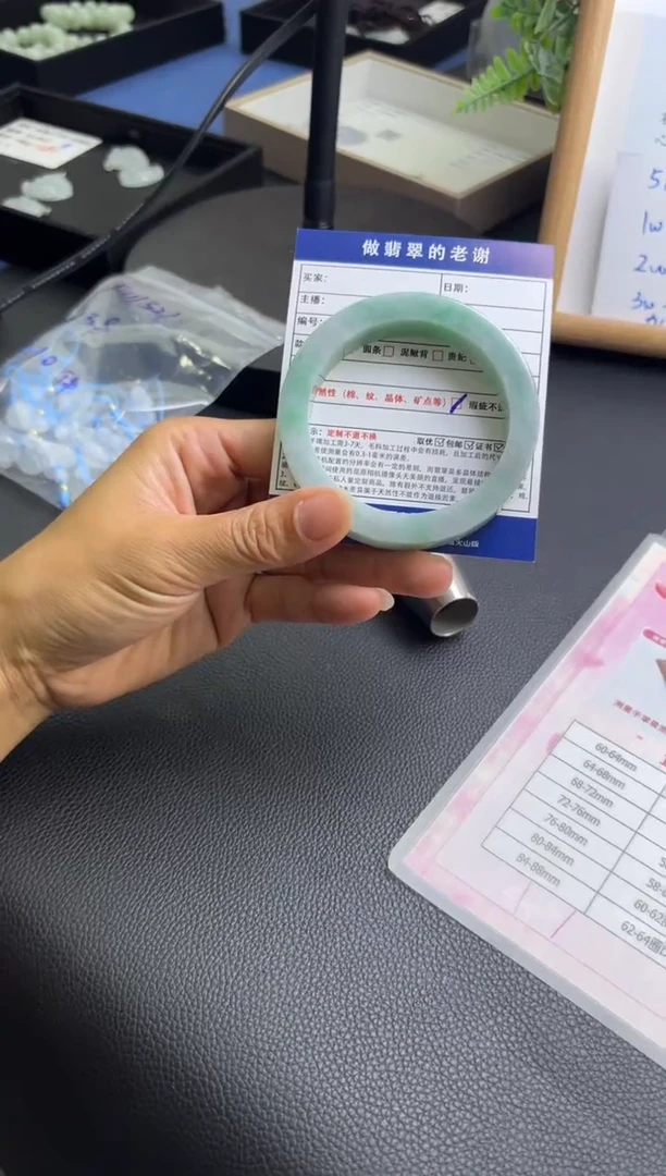 未镶嵌手镯定制翡翠和**尘定制手镯不退不换
