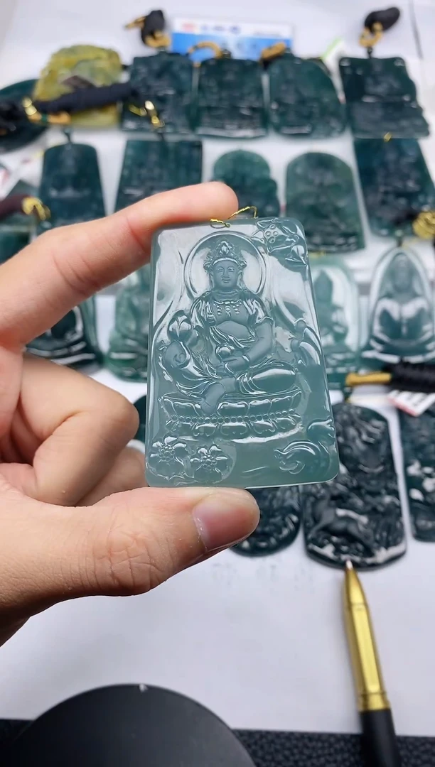 颈饰未镶嵌翡翠
