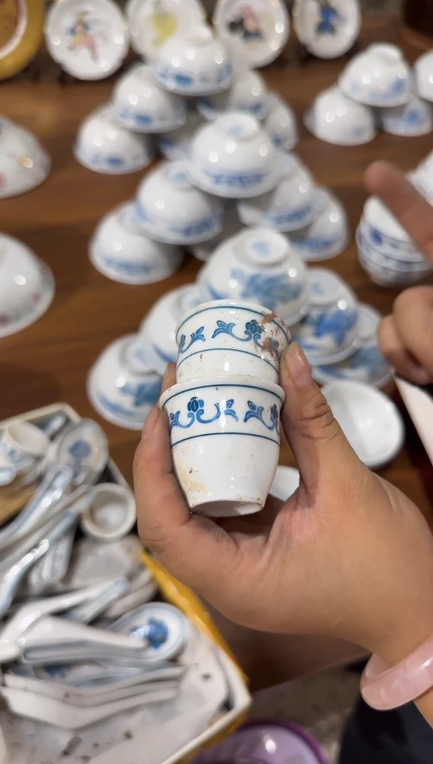 摆件手绘小酒杯两个一组微瑕请慎拍