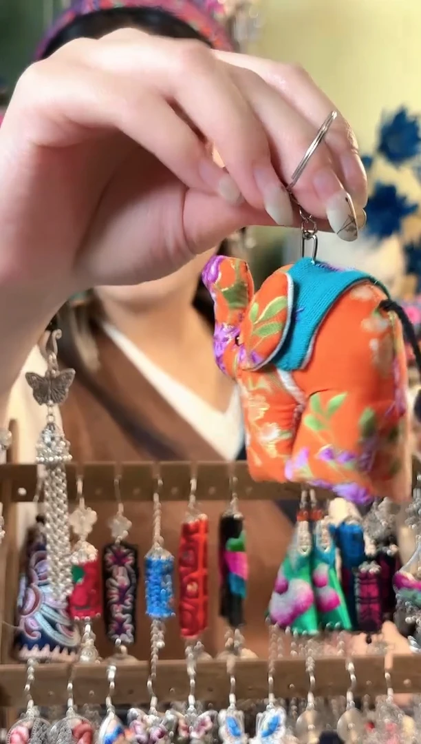 彩云南阁非遗老绣饰品625