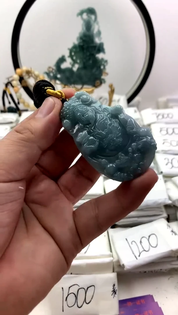 翡翠未镶嵌颈饰财神