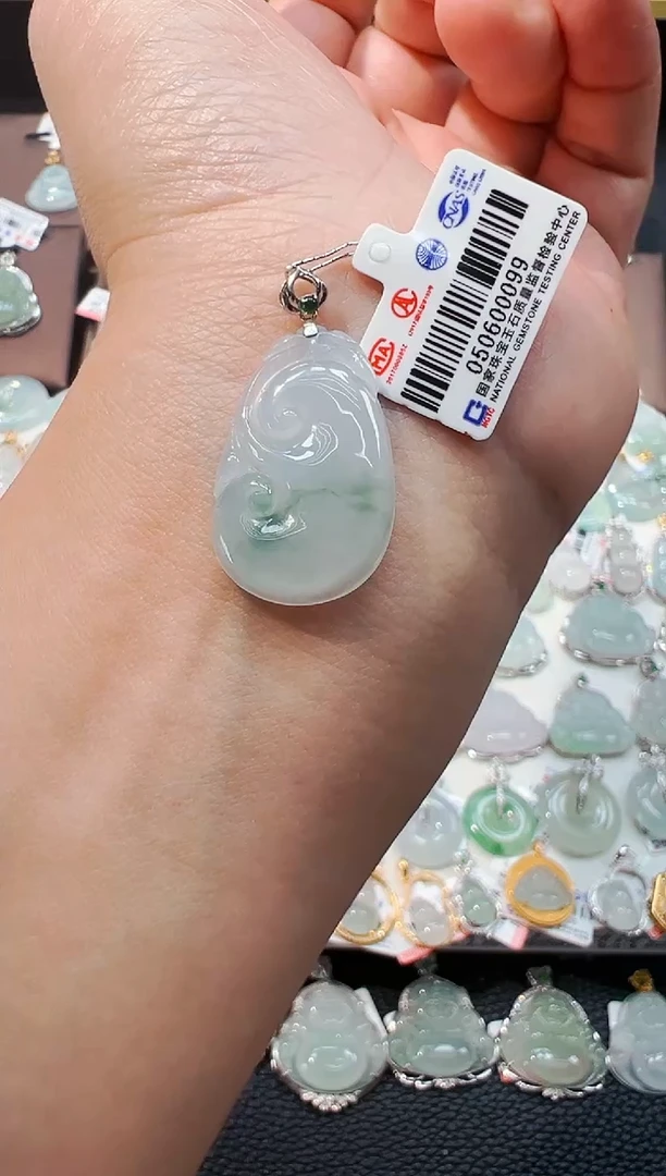 翡翠18K金镶嵌颈饰如意吊坠099
