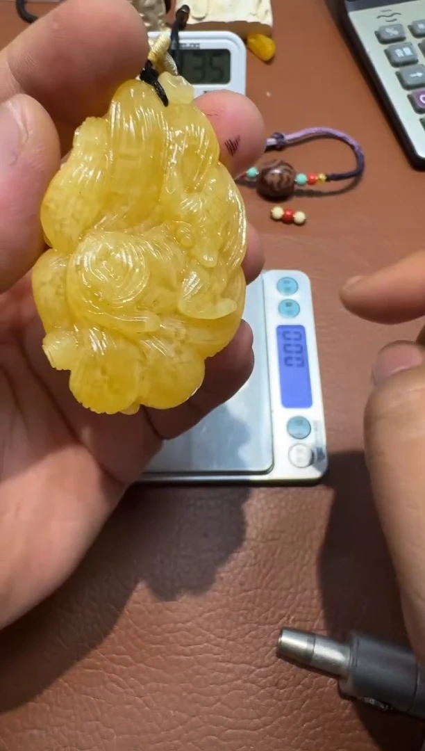 未镶嵌颈饰琥珀雕刻挂坠