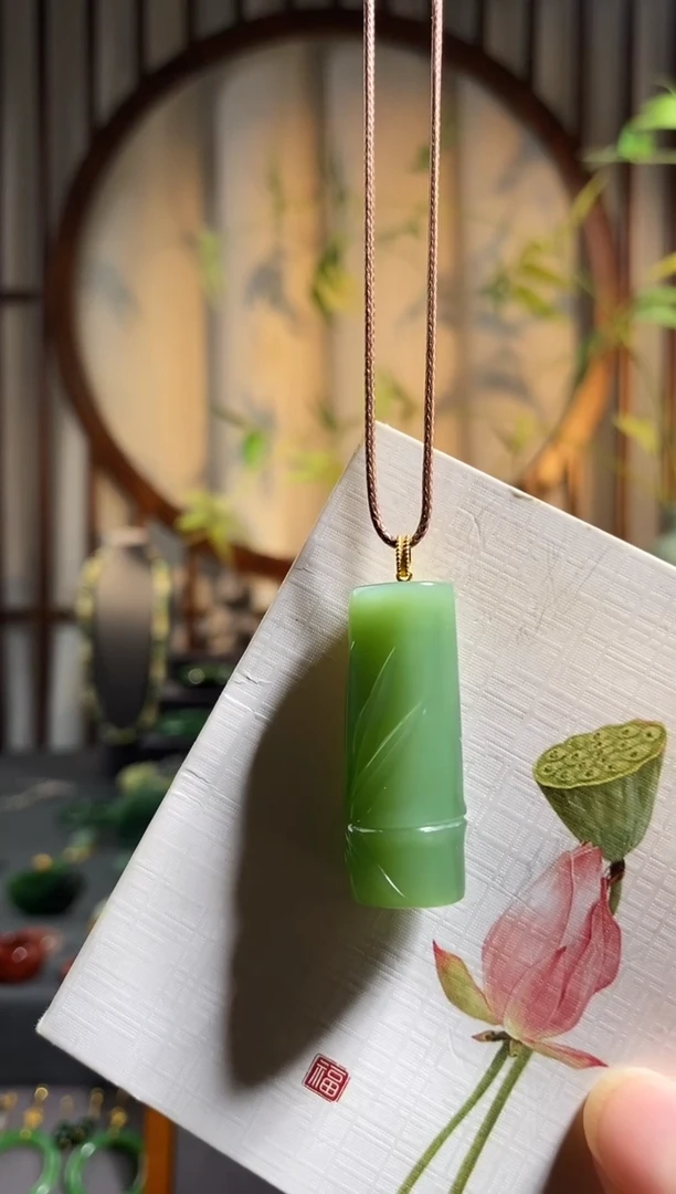 颈饰18K金镶嵌和田玉，碧玉竹节