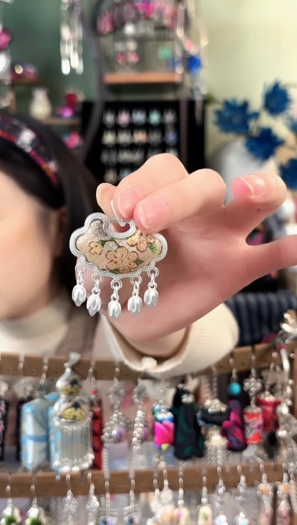 彩云南阁非遗老绣饰品571*