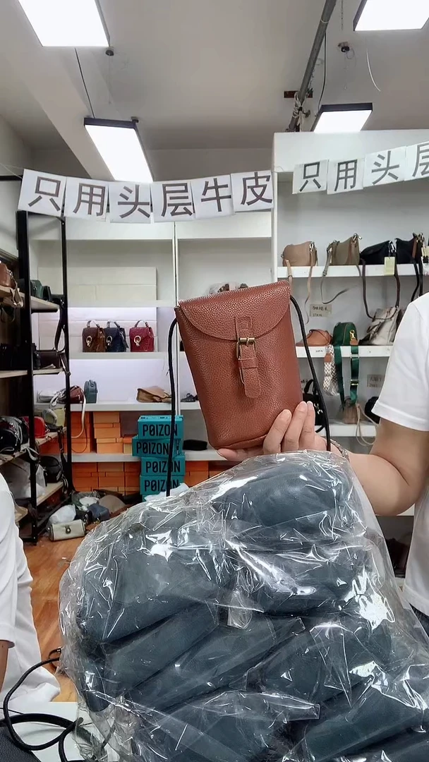 头层牛皮水桶手机包棕色