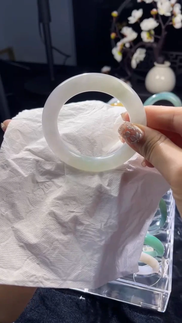 翡翠手镯未镶嵌手镯