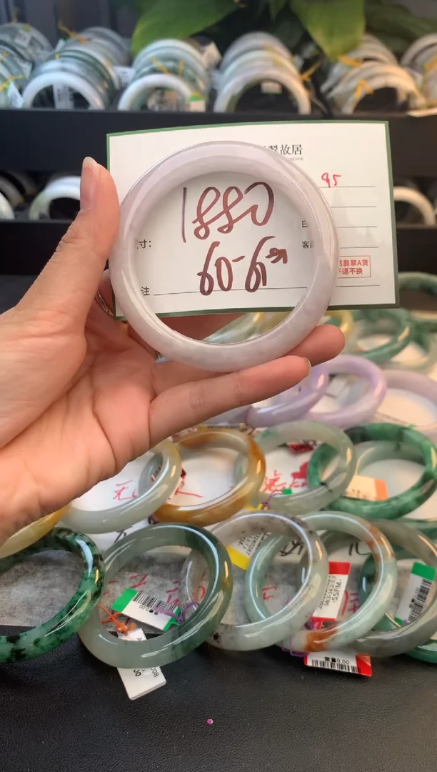 未镶嵌定制翡翠毛货需精细抛光+多人