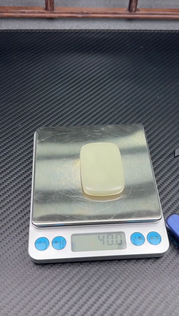 吊坠(赠链)未镶嵌和田玉1****蛋且末微色差迪克兰一细吊坠
