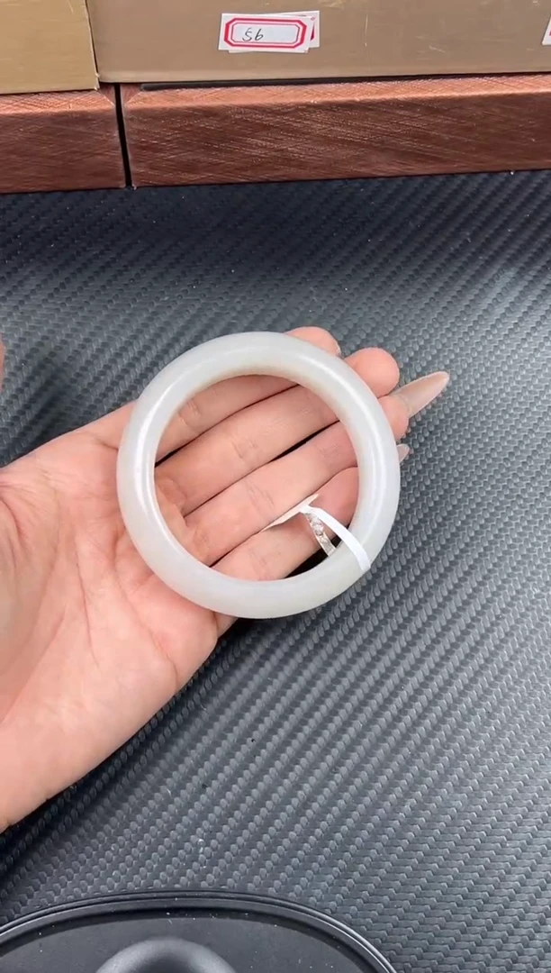 未镶嵌手镯和田玉黑山微色差手镯56m