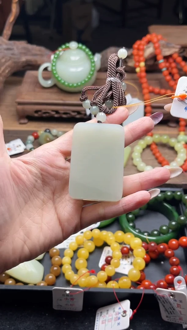 吊坠(不含链)未镶嵌和田玉且末青白 无事牌9015257