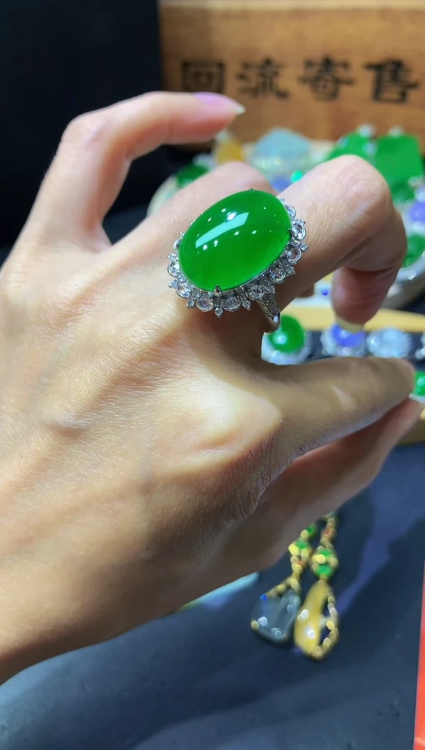 18K金镶嵌定制翡翠团购