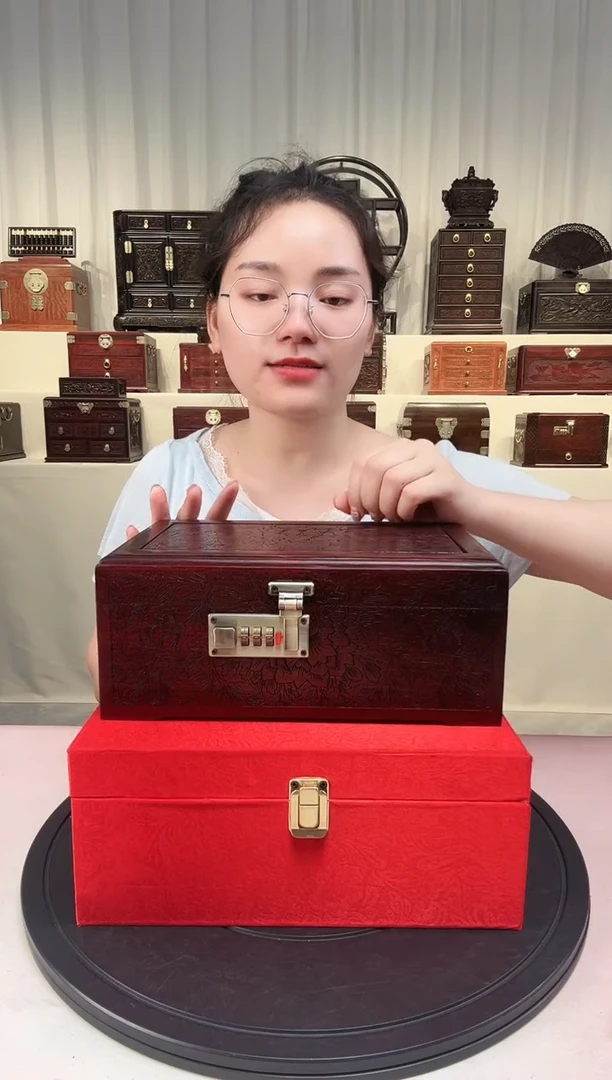 紫檀木类成套家具牡丹密码箱