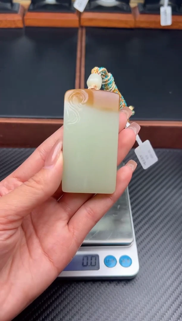 吊坠(赠链)未镶嵌和田玉若羌微色差吊坠