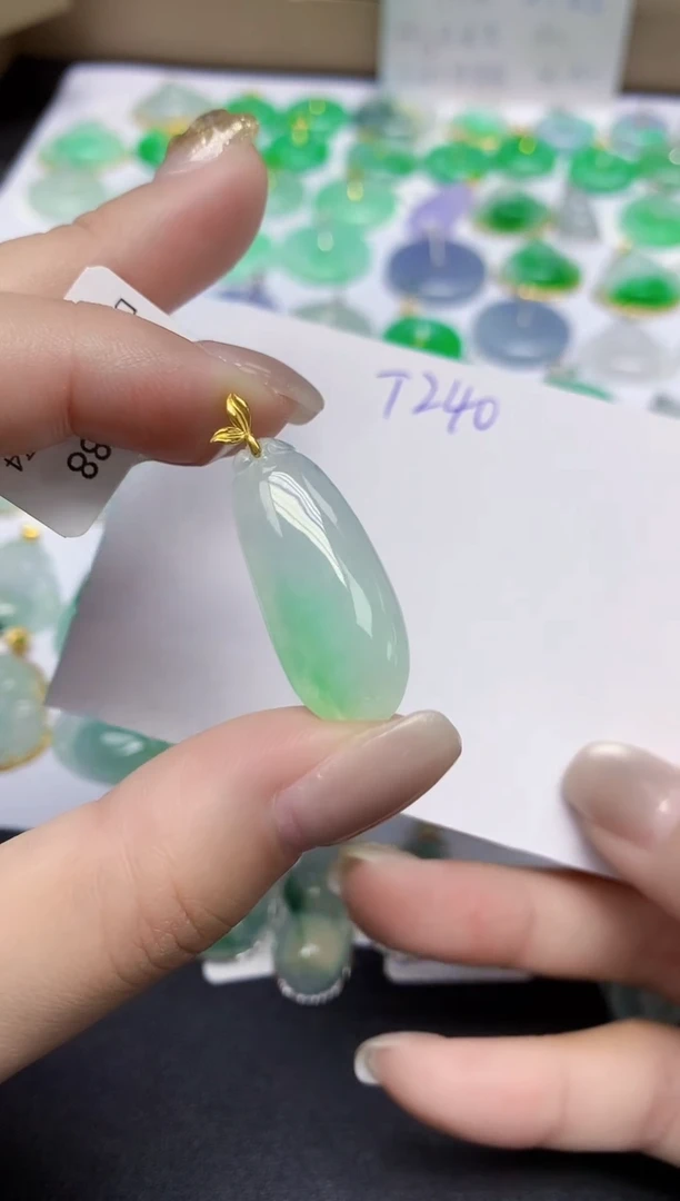 颈饰18K金镶嵌翡翠天然缅甸翡翠A货翡翠百元以上9元证书费自理