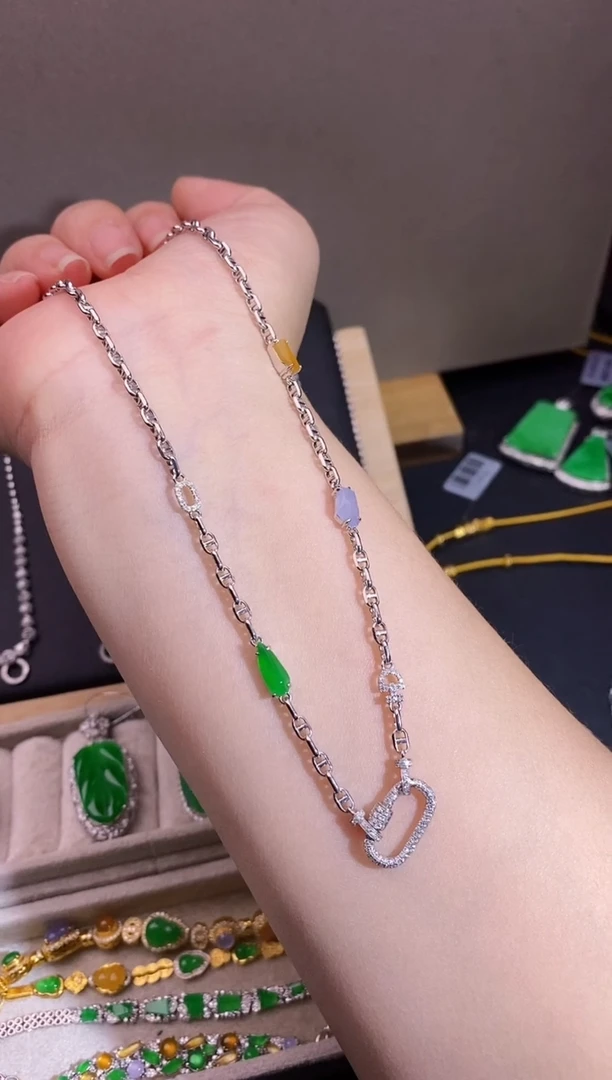 颈饰18K金镶嵌翡翠项链