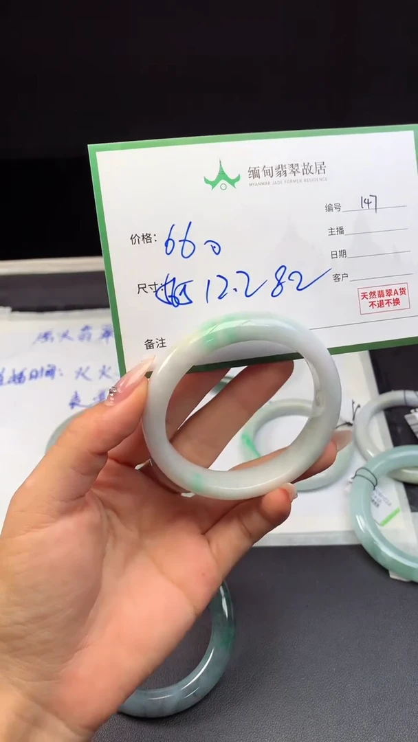 定制翡翠未镶嵌毛货需精细抛光+多人