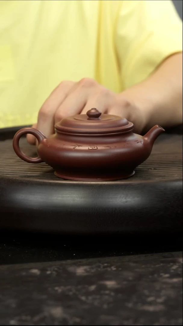 茶壶紫砂枣红泥  虚扁壶 刻绘