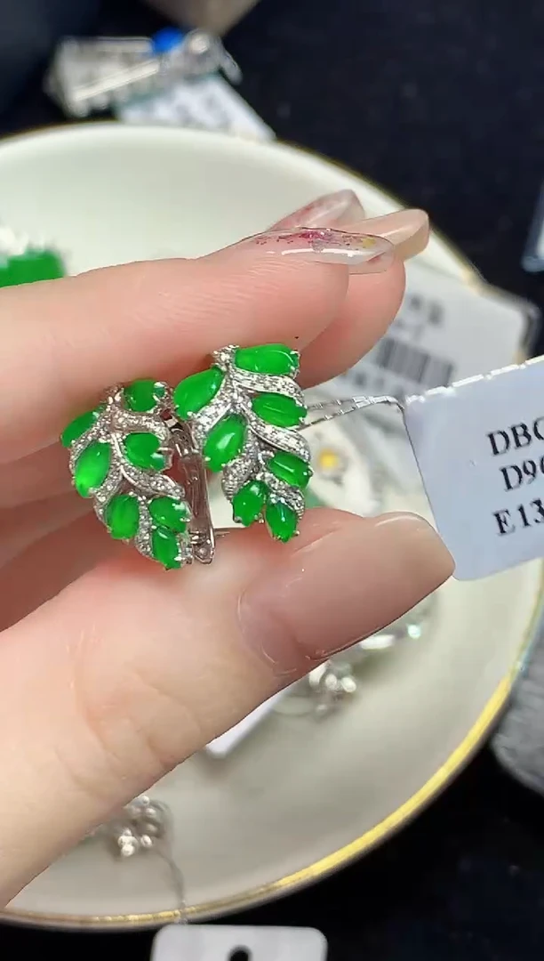 18K金镶嵌翡翠耳饰多样性发其一