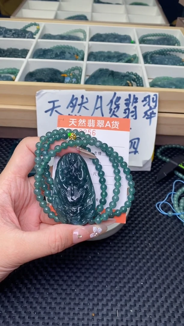翡翠未镶嵌颈饰