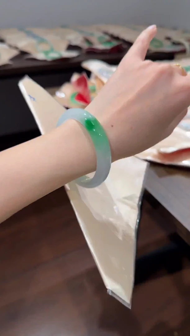 国检，一物一证，一物一码，可扫码查询，7天试戴期，没有服务费。