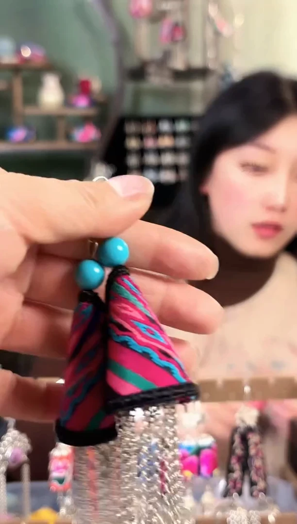 彩云南阁非遗老绣饰品