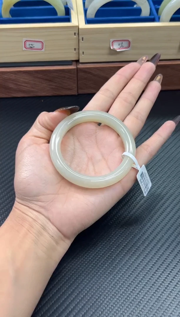 未镶嵌手镯和田玉黑山微色差54+m