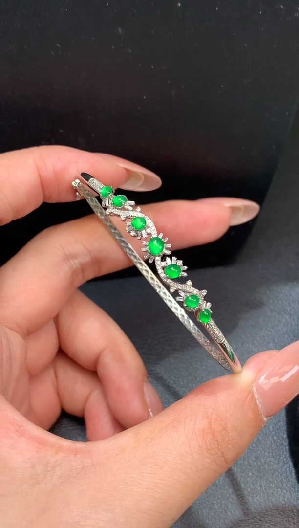 18K金镶嵌手镯翡翠手镯