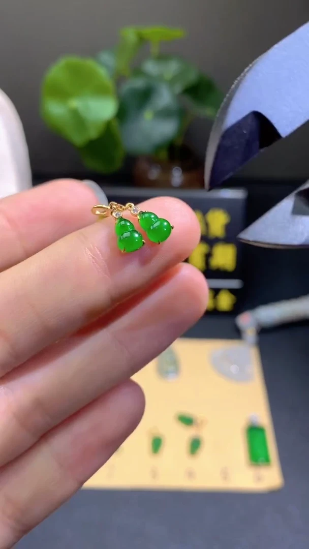 颈饰18K金镶嵌翡翠翡翠A货