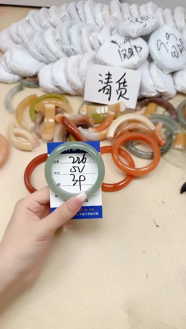 未镶嵌手镯石英质玉226/52