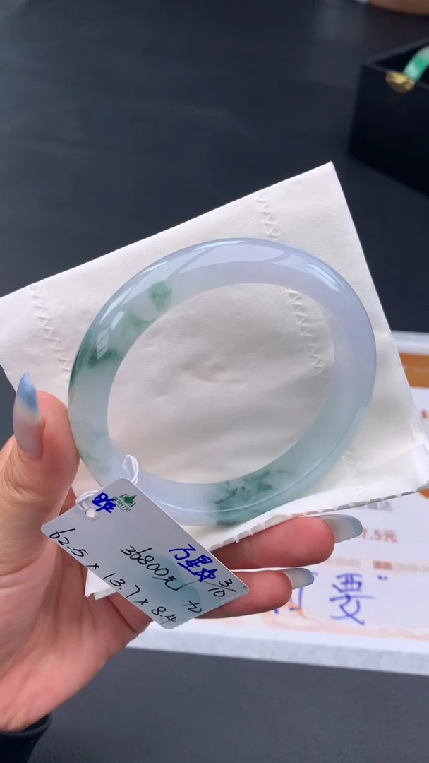 未镶嵌手镯翡翠自带#送人#，联系客服核对地址~