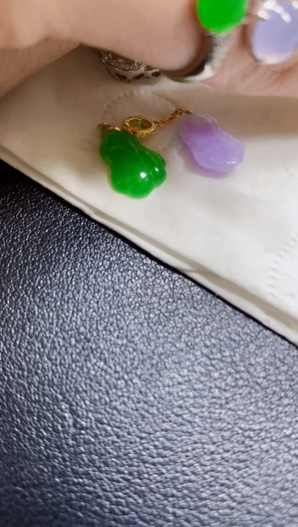 颈饰18K金镶嵌翡翠东**云豆子